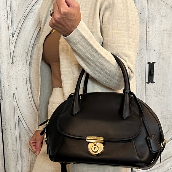 Salvatore Ferragamo: Fiamma, medium tote- Black - Picture 12 of 14